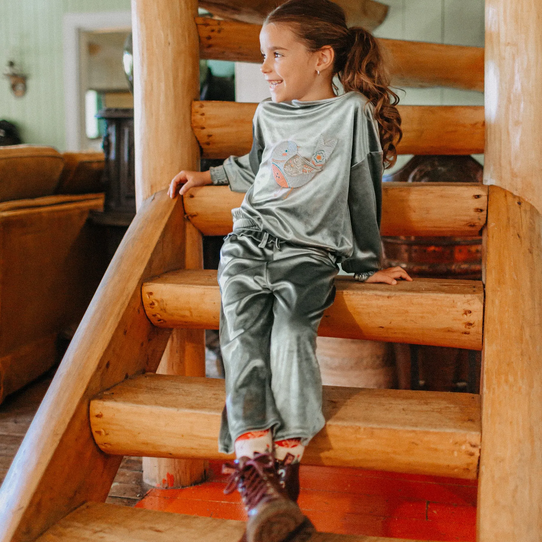 Pantalon vert à jambes larges en velours tapé, enfant || Green wide-leg crushed velvet pants, child